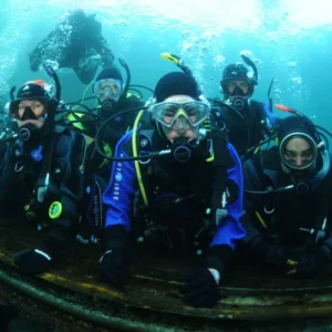 Utforskning av dykkere under vann med utstyr for dykking og utforsking.