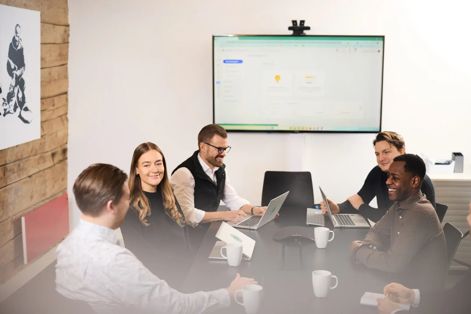 Profesjonelt teammøte i moderne konferanserom med digitale verktøy.