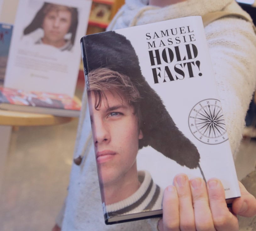 Hold fast! Bok med ung mann og lue, fokus på ungdomslitteratur, bokanbefaling, robust media.