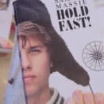 Hold fast! Bok med ung mann og kompass, fokus på mot, styrke og besluttsomhet.