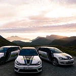 Biler på fjellvei med naturskjønn utsikt og solnedgang, robust media.