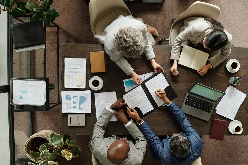 Team møter for å diskutere digital markedsføringsstrategi.